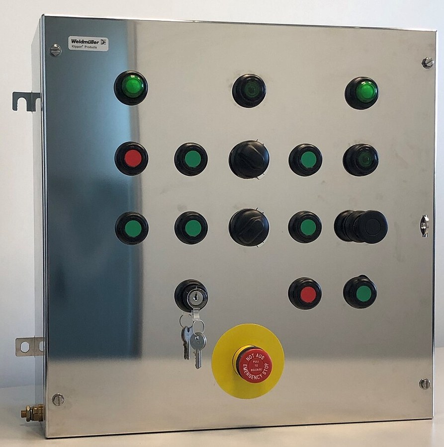 Solar Array Multi-String DC Combiner Box (16-In 1-Out with 1500V Fuses)
