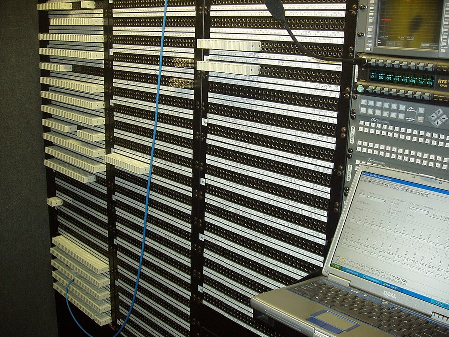24-Port Cat6A Shielded RJ45 Patch Panel with Rear Cable Manager